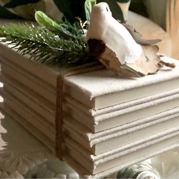 New! Christmas 🎄 Woodland Display Books Stack - Picture 5 of 8